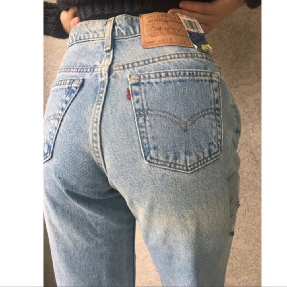 High Waited Mom Levi 550 Relaxed Fit Jeans - Picture 2 of 7